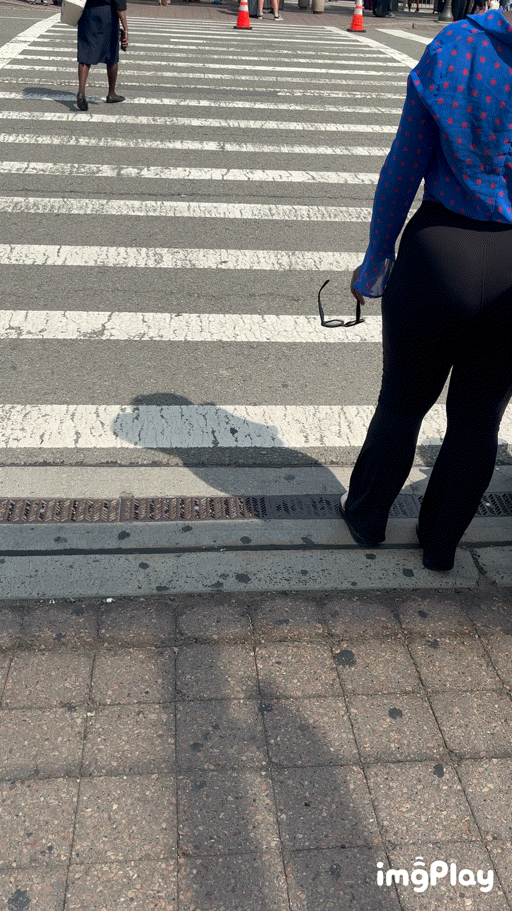 Black Queen with the YAMS in leggings at the airport ( OC , GIFs)
