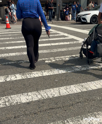 Black Queen with the YAMS in leggings at the airport ( OC , GIFs)