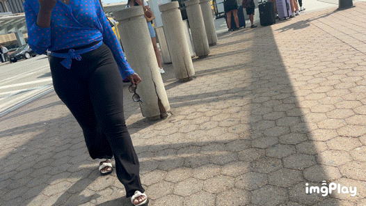Black Queen with the YAMS in leggings at the airport ( OC , GIFs)