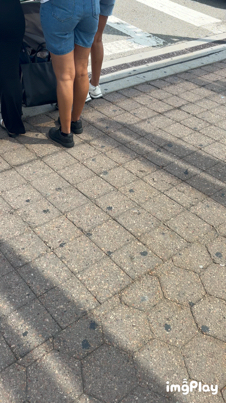 Black Queen with the YAMS in leggings at the airport ( OC , GIFs)