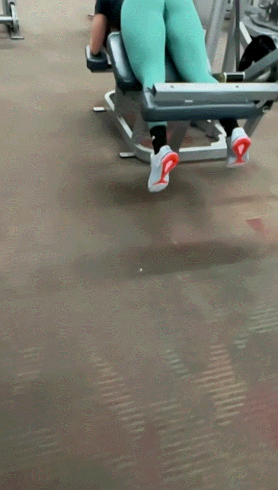 Hott ass in tight green leggings at the gym