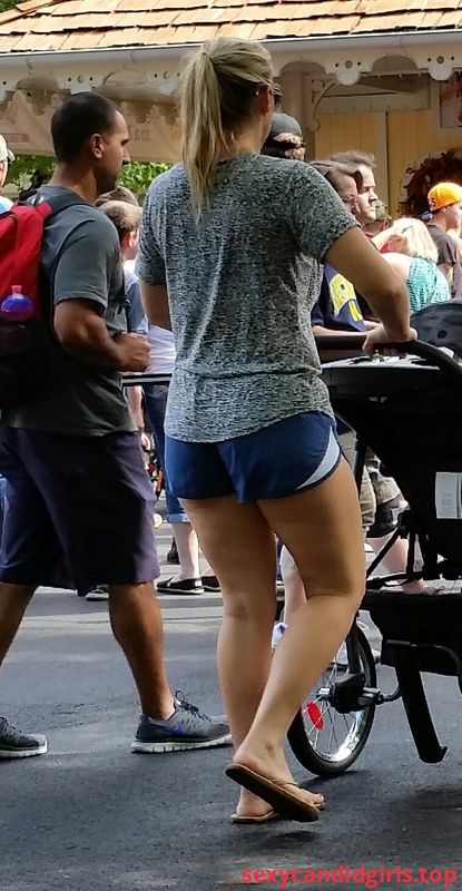 Sexy Candid Girls Girl With Chubby Legs In Shorts And Sandals Candid Photo Item 1