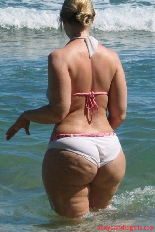 Много толстых жоп. Женщины с большими ягодицами. Целлюлитные бедра на пляже. Целлюлит в стрингах на пляже. Полные ягодицы.