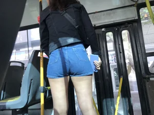 GOOD ASS IN JEAN SHORTS! IN BUS😻