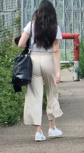 Street Candid Girl in Loose Pants Walking With Her Ass Crack Clearly Visible Photos