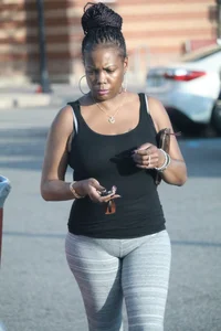 Ebony milf out shopping in grey leggings