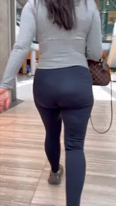 Now that’s an ass! Pawg with a jiggly booty in leggings