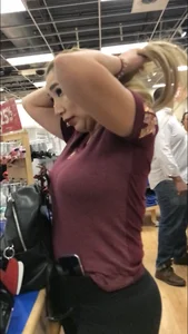 Big booty blonde Latina chick in tight leggings