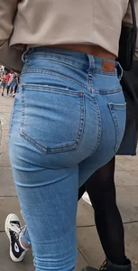 Tight blonde in blue jeans with nice bubble
