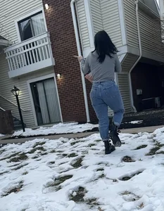 Latina in jeans