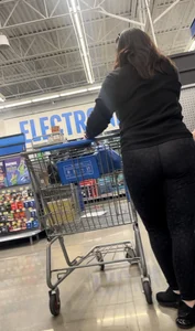 Pawg Mom with nice ass in spandex