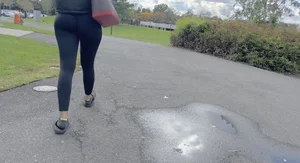 Jiggly ass Latina in leggings