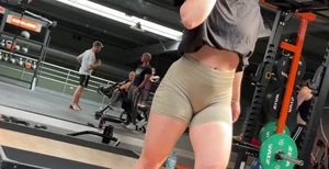 Thick ass white girl tight short at gym (Not OC)