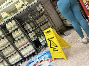 Blue Gymshark leggings on tight ass (VPL)