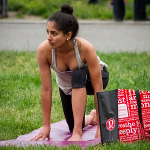 Candid sexy girls in spandex doing yoga