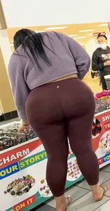 Enormous ass in brown tights supermarket creepshots