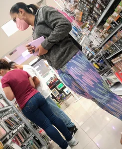 Nice Butt and shapely legs in tight leggings