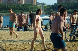 Cute Skinny Teen in Swimsuit Beach Candid Gallery