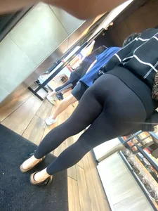 Thick ass in leggings