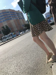Candid milf wearing a dress crossing the street, nice legs