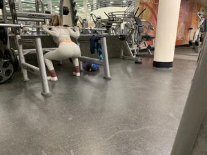 Hot gym babe in grey leggings with a nice ass doing squats