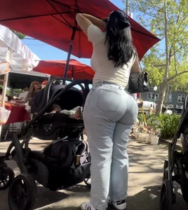 Latina Milf with a PHAT ass in jeans😫 (ОС)