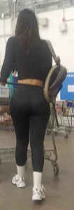 Beautiful latina girl with a perfect body in black leggings 10/10 [OC]