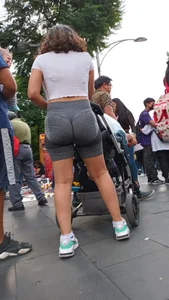 Joven Milf con un shorts dónde se puede apreciar el gran culo que tiene