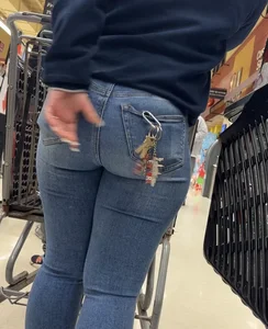 Dominican girl with nice ass in jeans
