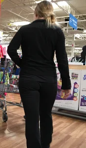 Blonde milf with a nice ass and vtl in leggings on her knees bending over