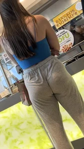 Bubbly Ass Girl at the Mall in Sweats