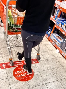 Booty in yoga pants at the supermarket creepshot