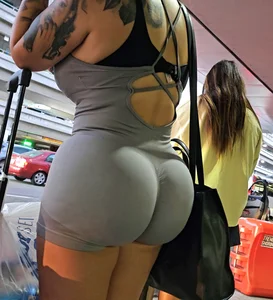 BBL in grey short gym leggings