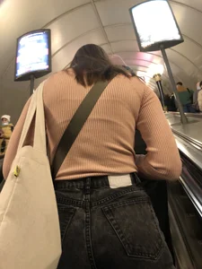 Candid chick wearing tight grey jeans subway escalator creepshot