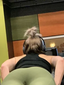 Girl working out with a nice ass in green leggings