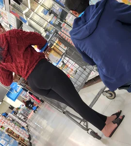 Latina mom w/ phat ass in leggings