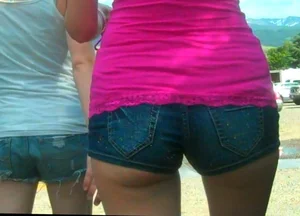 Skinny babe in denim shorts with a nice gap showing ass cheeks