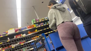 Jiggly ass Latina in Leggings