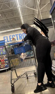Pawg Mom with nice ass in spandex
