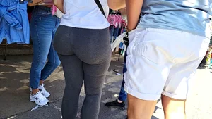 Hot big bubble ass in grey leggings