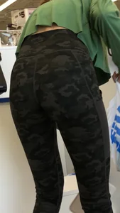 Slim gal in camp leggings
