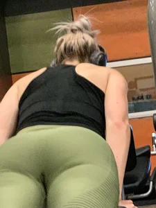 Girl working out with a nice ass in green leggings