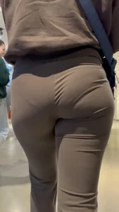 College Vpl Latina In Dark Grey Leggings Going Up The Stairs