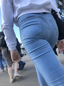 Awesome Butt in Tight Blue Jeans on a Crosswalk Creepshots Gallery