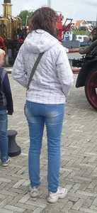 Nice milf's ass in tight blue jeans street creepshot