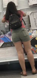 Thicc art lover Milf in shorts