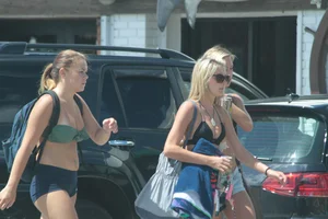 Huge collection of sexy girls out in bikinis in Florida
