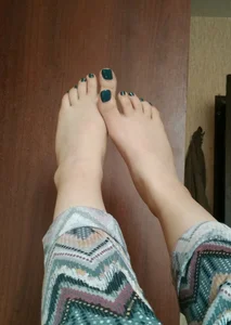 Teen girls and their feet
