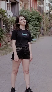 Street candid hottie wearing shorts who likes her freedom