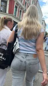 4K Pictures - Gray round ass in tight jeans walking the streets